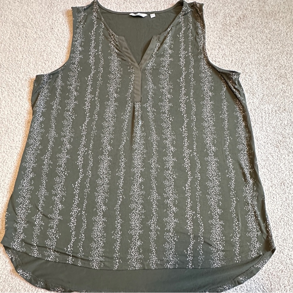 🔥 3/$20 Reitmans deep army green with dot pattern top XL